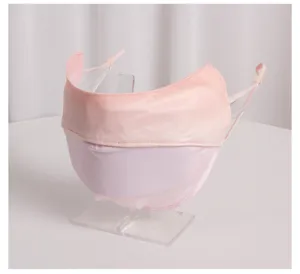 Dettaglio macro della maschera solare in seta ghiaccio sfumata rosa con laccetti regolabili.