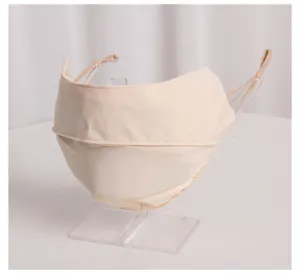 Dettaglio maschera solare in seta di ghiaccio beige con passanti per orecchie regolabili