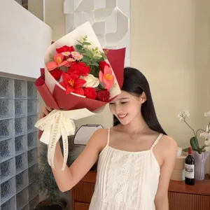 Vue détaillée d'un élégant bouquet de fleurs de savon avec roses rouges et œillets pour cadeau