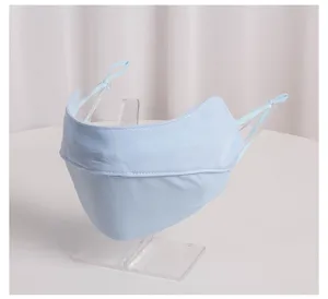 Dettaglio della maschera di protezione solare in seta di ghiaccio blu chiaro