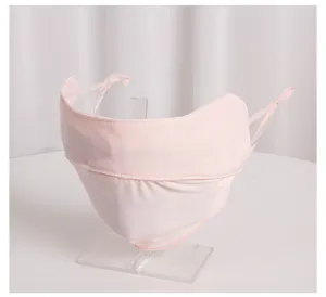 Dettaglio ravvicinato di maschera protettiva UV in seta di ghiaccio rosa su supporto