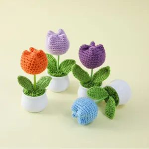 Macetas de tulipanes de ganchillo hechas a mano de colores para regalo y decoración