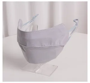 Dettaglio della maschera in seta di ghiaccio viola chiaro con elastici regolabili