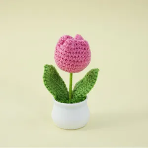 Tulipán rosa hecho a mano a ganchillo en maceta blanca para decoración de escritorio regalo