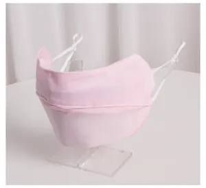 Dettaglio maschera solare in seta ghiacciata rosa con cinghie regolabili