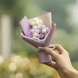 Vista di dettaglio di un bouquet di fiori all'uncinetto, mini fiori lavorati a mano.