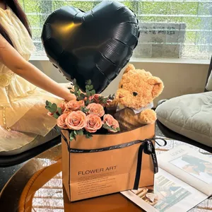 Boîte cadeau bouquet de fleurs en peluche ours avec ballon cœur pour la Saint-Valentin.