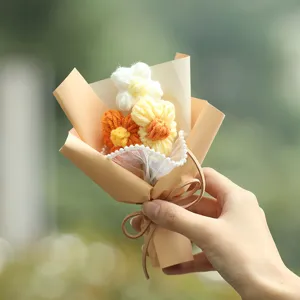 Piccolo bouquet di fiori lavorato a maglia a mano, dolce regalo perfetto per compleanno.