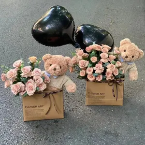 Bouquet de fleurs avec un ours en peluche et roses artificielles pour la Saint-Valentin.