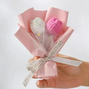 Vista dettagliata di mini bouquet di fiori all'uncinetto fatto a mano, regalo decoro.