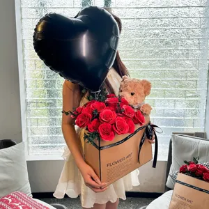 Magnifique bouquet de roses cadeau Saint Valentin avec un joli ours en peluche dans boite de luxe