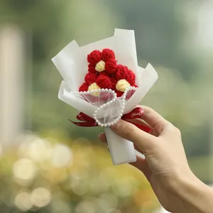 Mini bouquet di fiori all'uncinetto fatto a mano carino regalo di compleanno filato