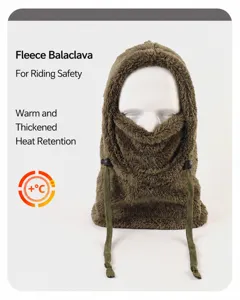 Detailweergave van de winter fleece nekwarmer bivakmuts met verstelbaar trekkoord