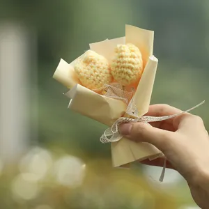 Piccolo mazzo di fiori lavorato a maglia uncinetto lana regalo decorazione dettaglio