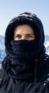Close-up van winddichte fleece bivakmuts met zachte textuur voor fietsen in de winter