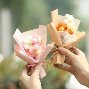 Piccolo mazzo di fiori lavorato a maglia, grazioso ornamento floreale in lana per compleanno.