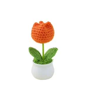 Tulipán tejido a mano naranja en maceta blanca