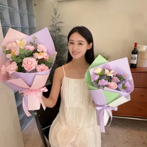 Mannequin tenant des bouquets de roses et d'œillets en savon pour un cadeau