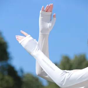 Manches anti-UV blanches en soie de glace pour le sport, protection solaire respirante et légère.