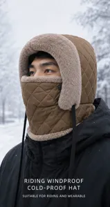 Primer plano de gorro de invierno acolchado marrón con forro de piel y máscara integrada.