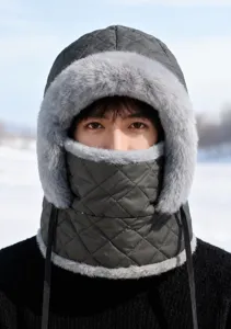 Detalle de gorro de invierno acolchado gris con ribete de piel sintética y máscara.