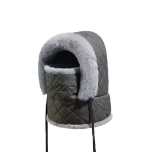 Gorro de invierno acolchado con borde de piel sintética y máscara facial integrada