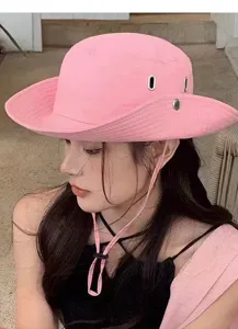 Vue détail de chapeau bob rose d'extérieur, tissu respirant avec jugulaire réglable soleil.