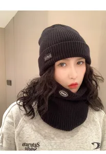 Primer plano de una mujer con un gorro de punto negro y calentador de cuello.
