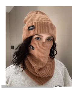 Primer plano de mujer con gorro de punto marrón y calentador de cuello a juego