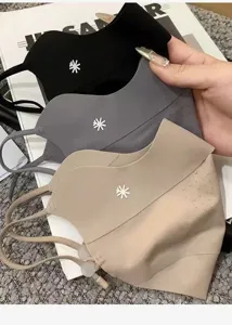 Detailansicht der atmungsaktiven 3D-Sonnenschutzmaske mit UV-Schutz und Augenschutz, mehrfarbig.