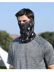 Λεπτομερής όψη της μάσκας προσώπου ποδηλασίας, αναπνεύσιμο ύφασμα με κομψή ασπρόμαυρη εκτύπωση.