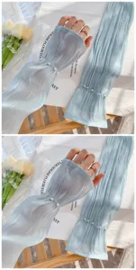 Vue détaillée des manches de protection solaire en résille plissée bleue avec perles.
