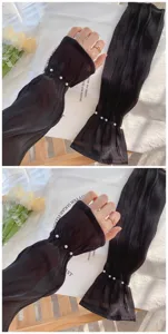 Gros plan de manchons de protection solaire en tulle noir avec perles délicates.
