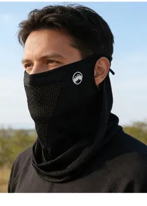 Primo piano dettagliato della maschera facciale protettiva solare nera traspirante con passanti.