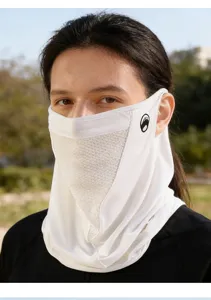 Vista dettagliata della maschera solare estiva in tessuto di seta di ghiaccio traspirante con fori.