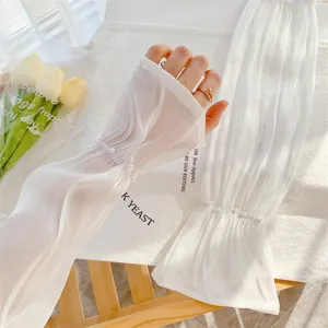 Manches de protection solaire plissées transparentes blanches avec perles élégantes.