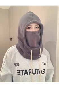 Vue détaillée d'une cagoule coupe-vent en polaire grise avec cordon de serrage réglable