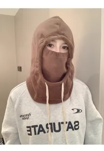 Détail de la cagoule d'hiver en polaire marron avec cordons de serrage réglables