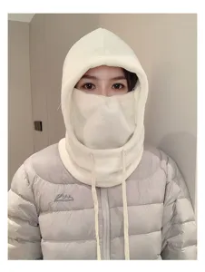 Modèle portant une cagoule polaire blanc cassé avec masque et tour de cou intégrés