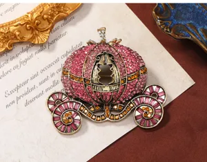 Macrodetail van een vintage pompoenwagenbroche met sprankelende roze strass-steentjes