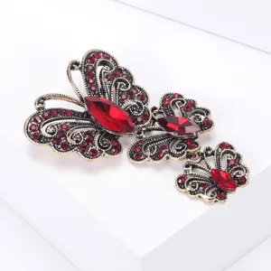 Vista detallada del broche de mariposa vintage con cristales rojos y acabado bronce