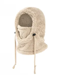Gros plan d'une cagoule d'hiver en peluche beige épaisse avec cordons de serrage réglables