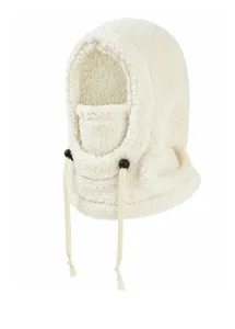 Vue rapprochée d'une cagoule en peluche blanche douce avec des cordons réglables d'hiver