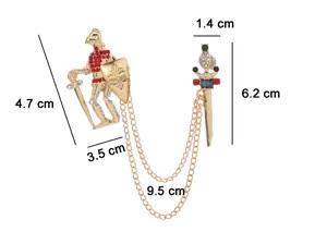 Gedetailleerde afmetingen van de vintage gouden ridderbroche met schild en zwaard voor pak