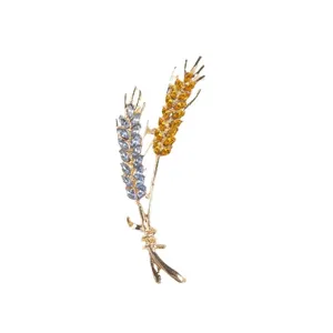 Close-up van een elegante tarwe-aar broche met fonkelende blauwe en gele kristallen