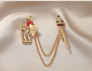 Vintage gouden ridder schild en zwaard speldjes set met kwastjes kettingen en strass