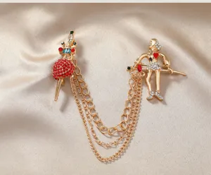 Gedetailleerd beeld van vintage soldaat en zwaard broche met gouden kettingen