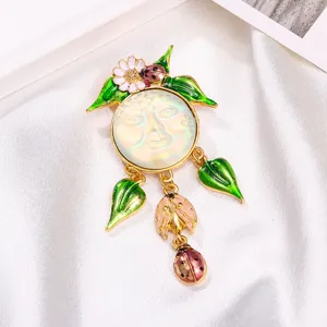Broche Vintage en Émail avec Coccinelle et Fleur à Gland pour Femmes Broche Pendante en Alliage de Zinc avec Visage Souriant Lune et Feuille