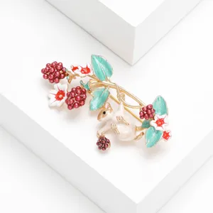 Broche Écureuil et Raisin en Émail Vintage Alliage Animal Pin Avec Baies Rouges Feuille Fleur Bijoux pour Femmes