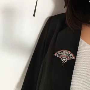 Elegante vintage Chinese waaierbroche met zwarte kristallen voor pakken en cheongsam